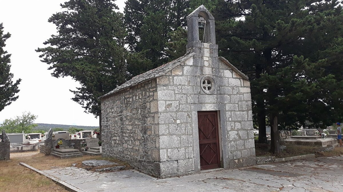 Eglise saint cyprien dans le cimetiere praznica
