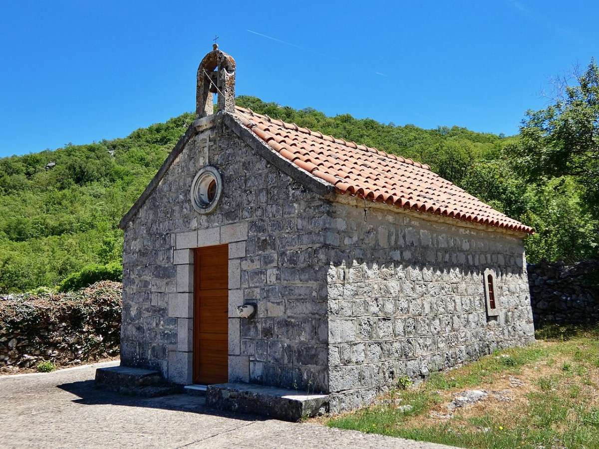 Eglise saint luc avec cimetiere brotnice