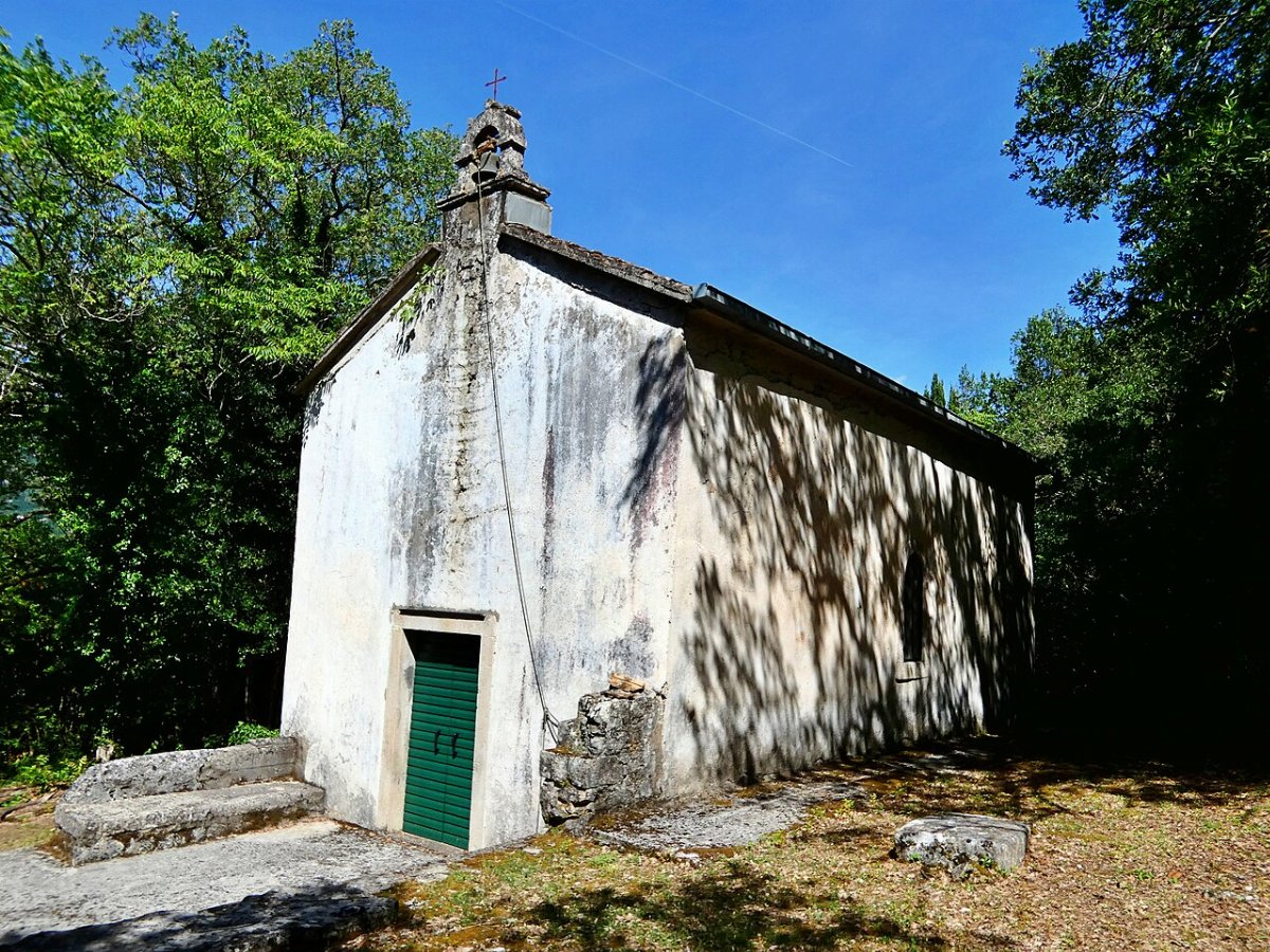 Eglise saint pierre apotre et cimetiere medieval plocice