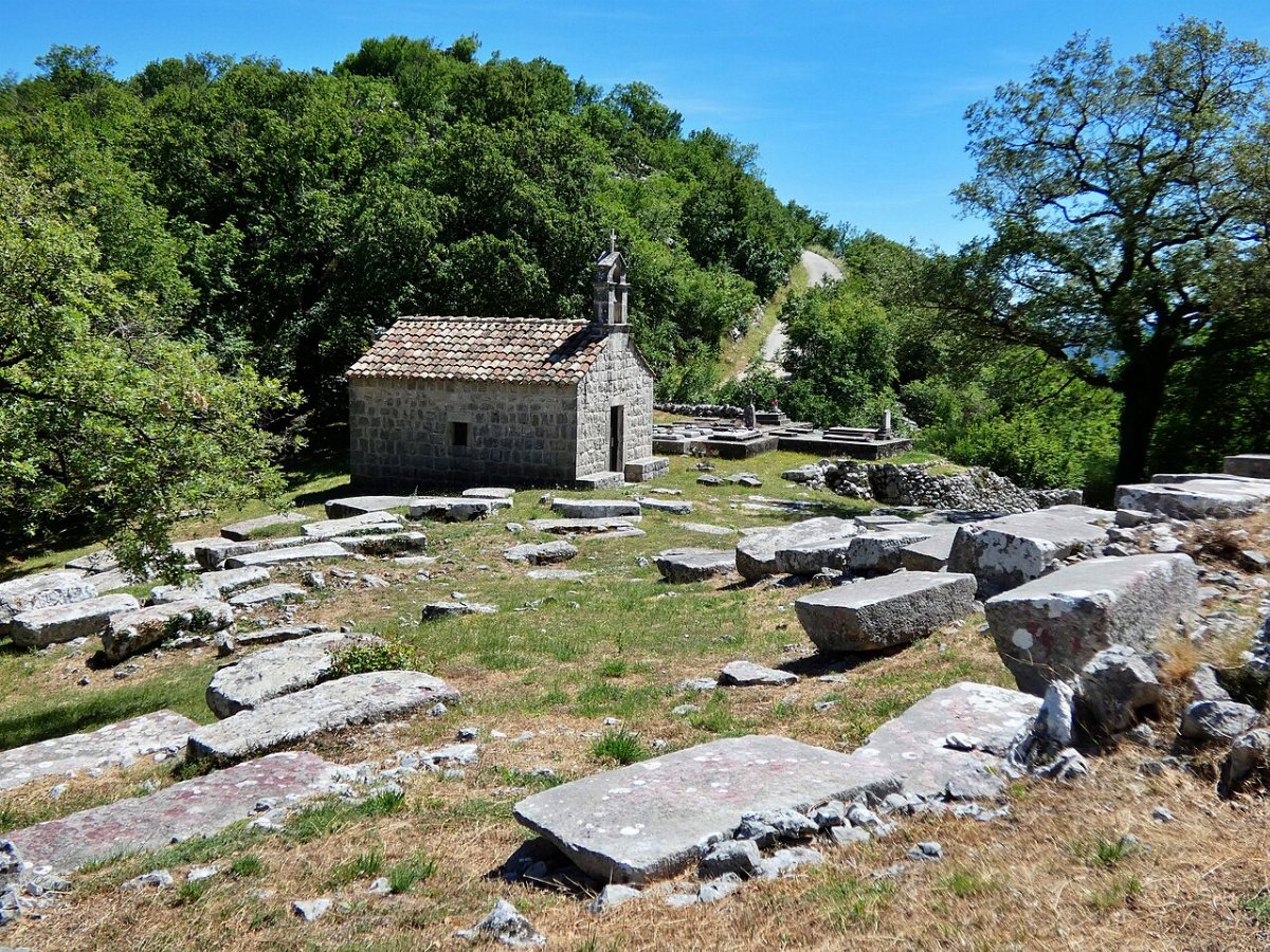 Cimetiere aux stecci et eglise sainte barbe dubravka