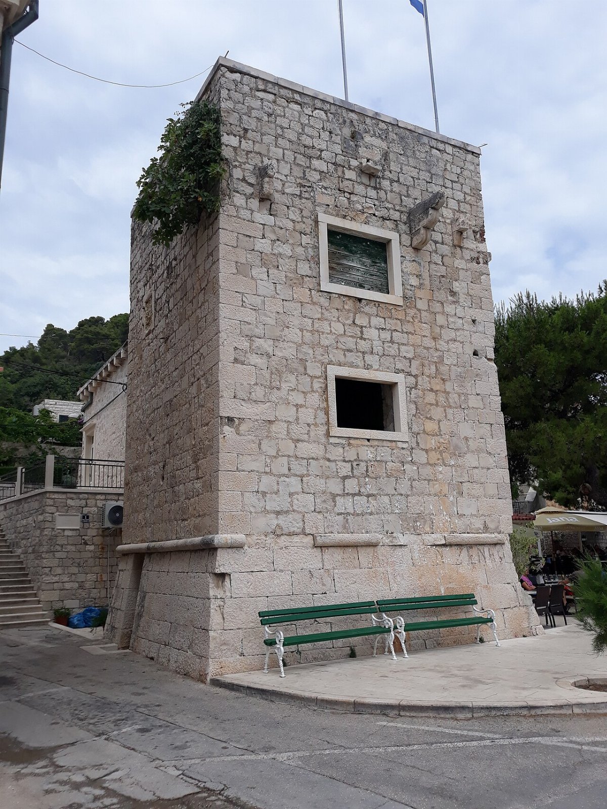 Tour aquilla pucisca
