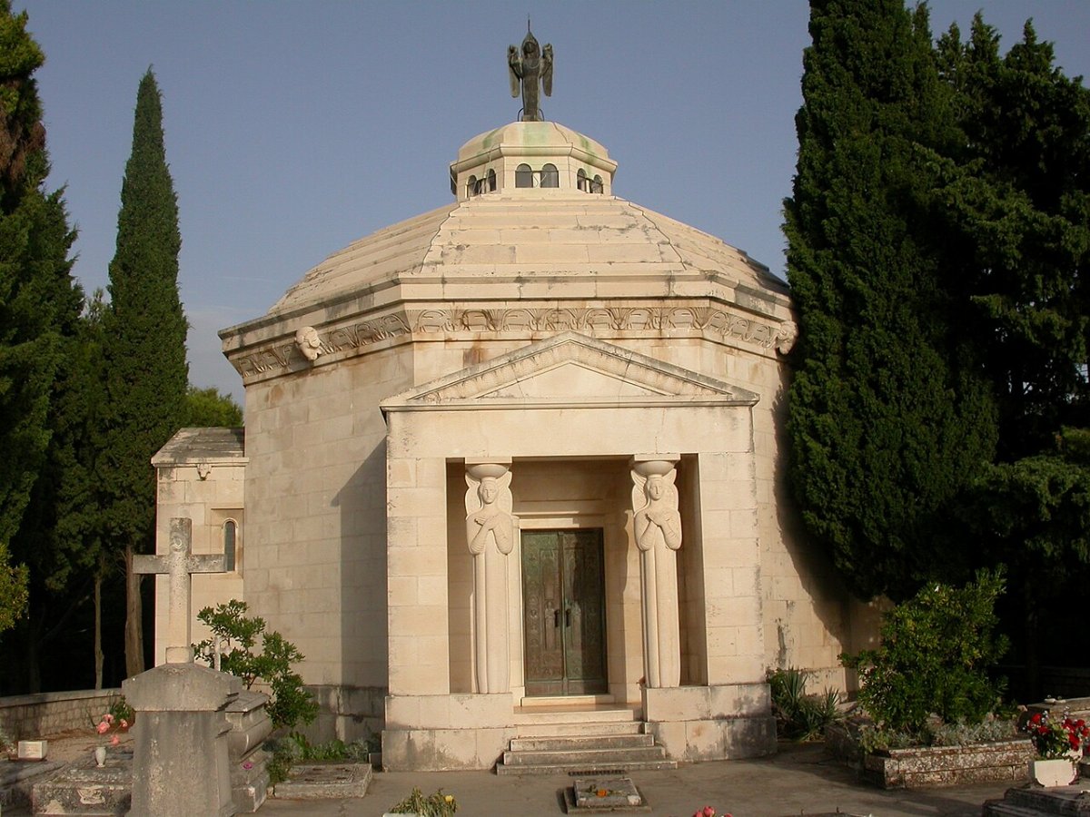 Mausolee de la famille racic et cimetiere saint roch cavtat