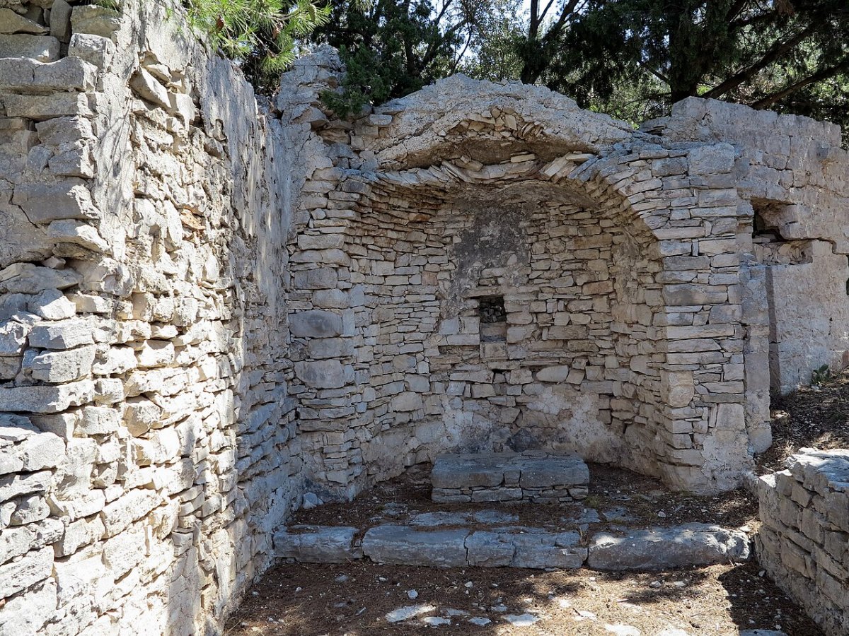 Vestiges de l eglise saint pierre necujam
