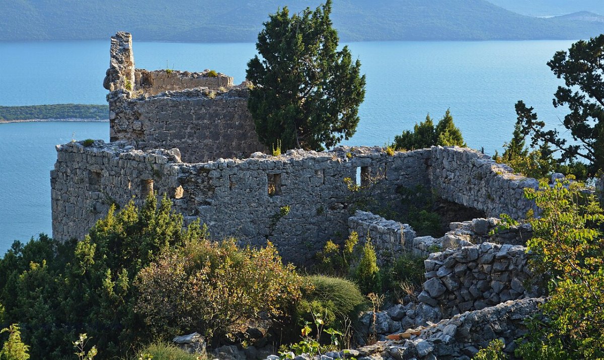 Forteresse de smrdan grad et eglise notre dame la grande slivno ravno