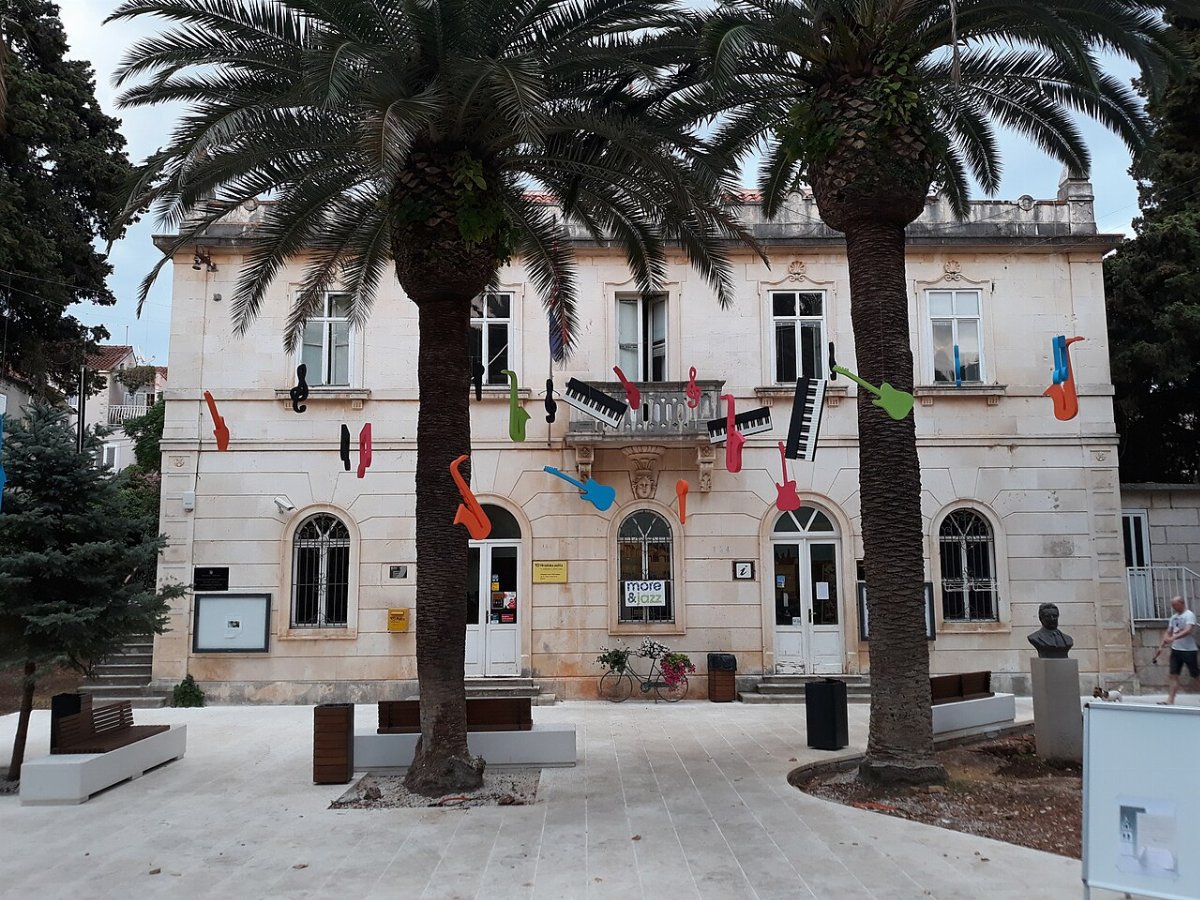 Batiment de la commune sutivan