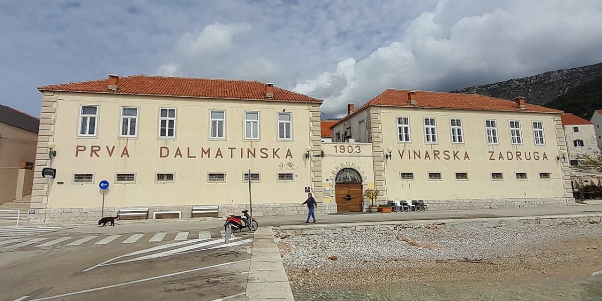 Batiment de l ecole et de la cooperative viticole bol